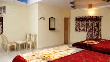 Firemannsrom – deluxe, aircondition | Allergitestet sengetøy, safe på rommet, skrivebord og lydisolert