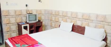 Hypo-allergenic bedding, in-room safe, desk, soundproofing