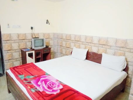 Ropa de cama hipoalergénica y caja de seguridad en la habitación