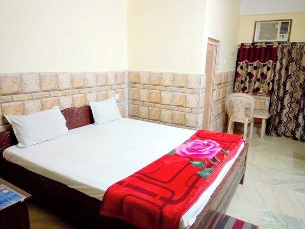Hypo-allergenic bedding, in-room safe, desk, soundproofing