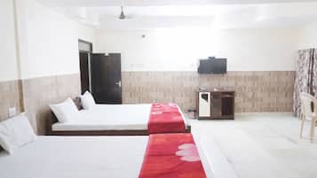 Deluxe Quadruple Room | Hypo-allergenic bedding, in-room safe, desk, soundproofing