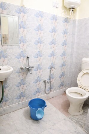 Shower, rainfall showerhead, free toiletries, slippers - Hotel Pratik R Digha (Digha)