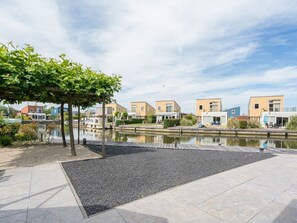 Property grounds - A panorama of water and nature from this comfortably furnished dike house! (OUDE-TONGE)