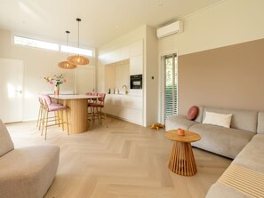 TV - This chalet is the icing on the cake. Take a quick look inside! With a see-through fireplace, cookin (Burgh-Haamstede)