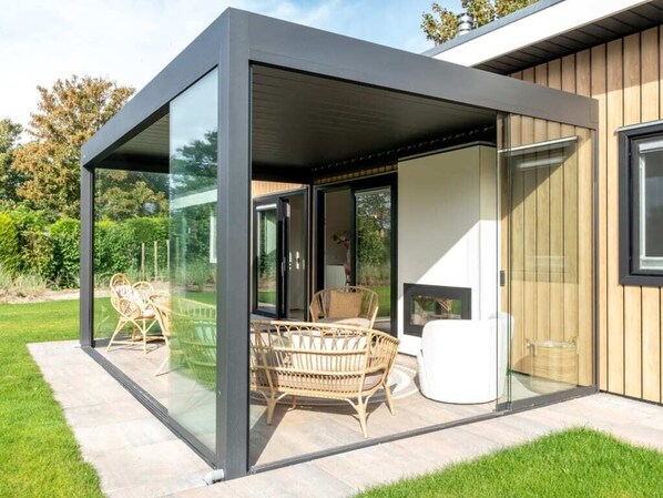 Terrace/patio - This chalet is the icing on the cake. Take a quick look inside! With a see-through fireplace, cookin (Burgh-Haamstede)