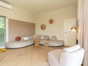 TV - This chalet is the icing on the cake. Take a quick look inside! With a see-through fireplace, cookin (Burgh-Haamstede)