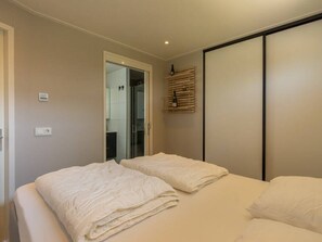 2 bedrooms - Enjoy the outdoors in this luxury chalet at Duinvilla’s Schouwenduin with a large sliding door, high (BURGH-HAAMSTEDE)