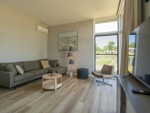 TV - Enjoy the outdoors in this luxury chalet at Duinvilla’s Schouwenduin with a large sliding door, high (BURGH-HAAMSTEDE)