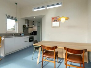 Kühlschrank, Mikrowelle, Herdplatte, Geschirrspüler