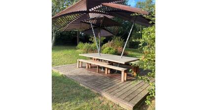 13-bed house with quiet garden