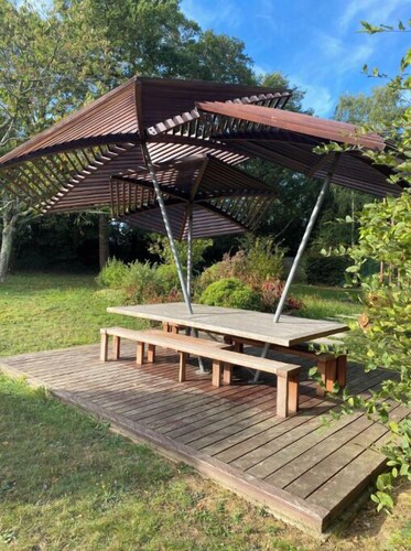 13-bed house with quiet garden