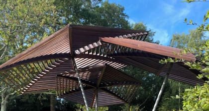 13-bed house with quiet garden