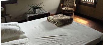 13-bed house with quiet garden