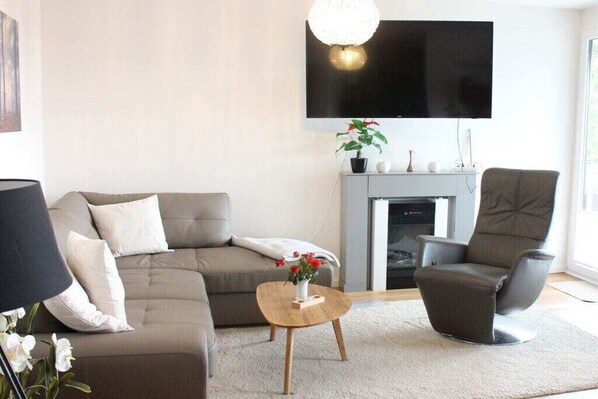 TV connectée, cheminée, table de tennis de table