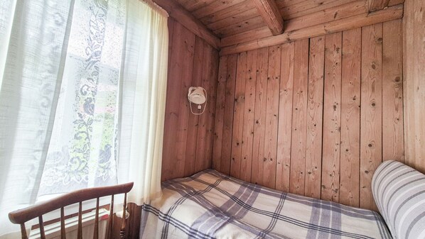 Iron/ironing board, internet, bed sheets