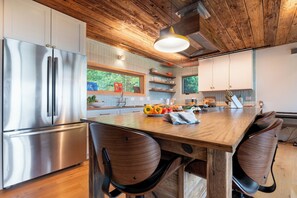 冷蔵庫、電子レンジ、オーブン、コンロ