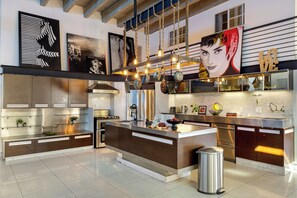 Een koelkast, een magnetron, een oven, een kookplaat