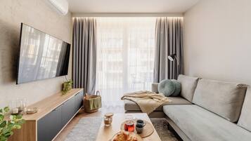 Deluxe-Apartment, Kochnische, am Strand | Laptopgeeigneter Arbeitsplatz, BĂŒgeleisen/BĂŒgelbrett, kostenloses WLAN