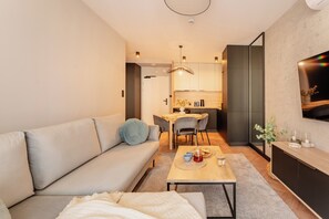 Deluxe appartement, kitchenette, aan het strand | Een laptopwerkplek, een strijkplank/strijkijzer, gratis wifi