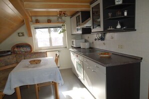 Kühlschrank, Mikrowelle, Herdplatte, Geschirrspüler