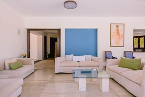 TV - Staffed Luxury Villa with Pool (Punta Cana)