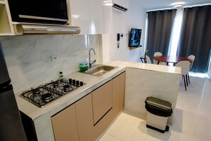 ثلاجة، ميكروويف، ماكينة لصنع القهوة/الشاي، محمصة خبز