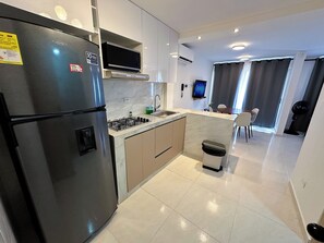 冷蔵庫、電子レンジ、コーヒー / ティーメーカー、トースター