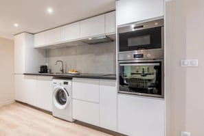 Fridge, microwave, stovetop, dishwasher
