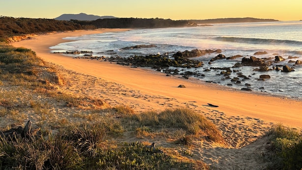 A beach with a rocky shoreline and a clear sky. - Glamping nature escape at ‘Black Wattle’ 5 minutes from pristine empty beaches (Murrah)