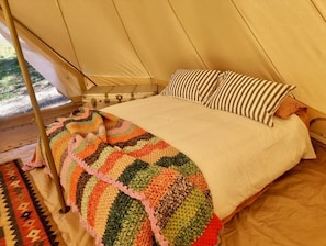 1 bedroom, bed sheets - Glamping nature escape at ‘Black Wattle’ 5 minutes from pristine empty beaches (Murrah)
