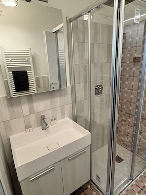 Shower, free toiletries, hair dryer, bidet