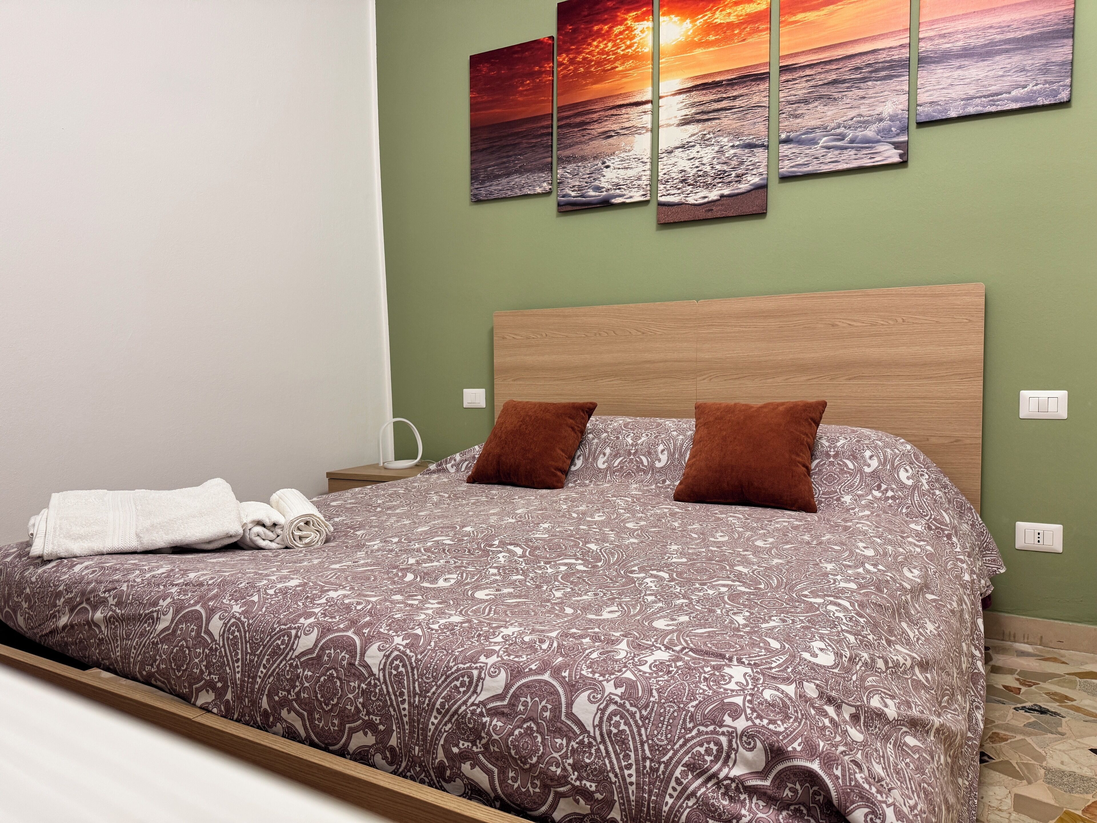 1 多间卧室、上网接入、床单