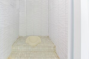 Standard Double Room | Bathroom | Shower - Hotel O Putra Family Homestay Sikunir (Kejajar)