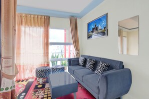 Een 32-inch flatscreentelevisie met kabelzenders