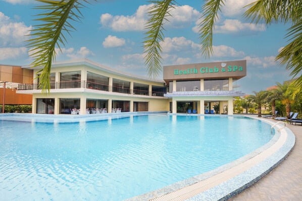 Outdoor pool - HOTEL MECHI CROWN (Mechinagar)