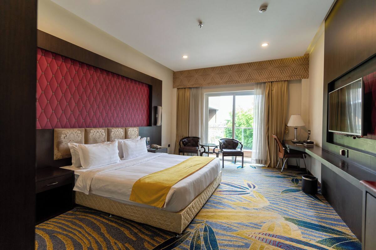 Deluxe Double Room, Balcony | Living area