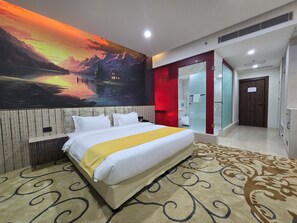 Superior tweepersoonskamer | Een kluis op de kamer, een bureau, een laptopwerkplek