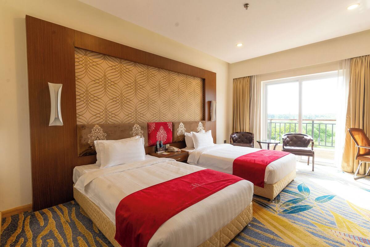 Deluxe Double or Twin Room, Balcony | Living area