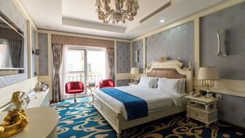 Suite de lujo, balcón | Caja de seguridad en la habitación y escritorio