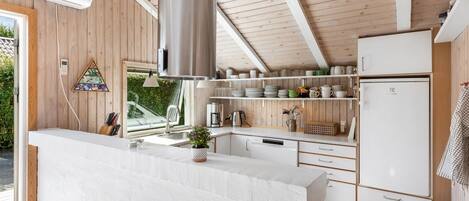 ثلاجة، ميكروويف، غسالة أطباق، كرسي للأطفال