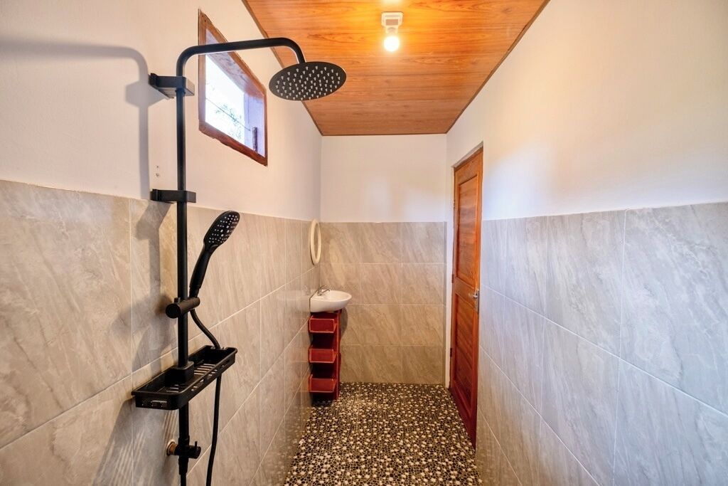 Quarto luxo, varanda, vista para a montanha | Banheiro | Banheira e chuveiro separados, chuveiro com efeito de chuva