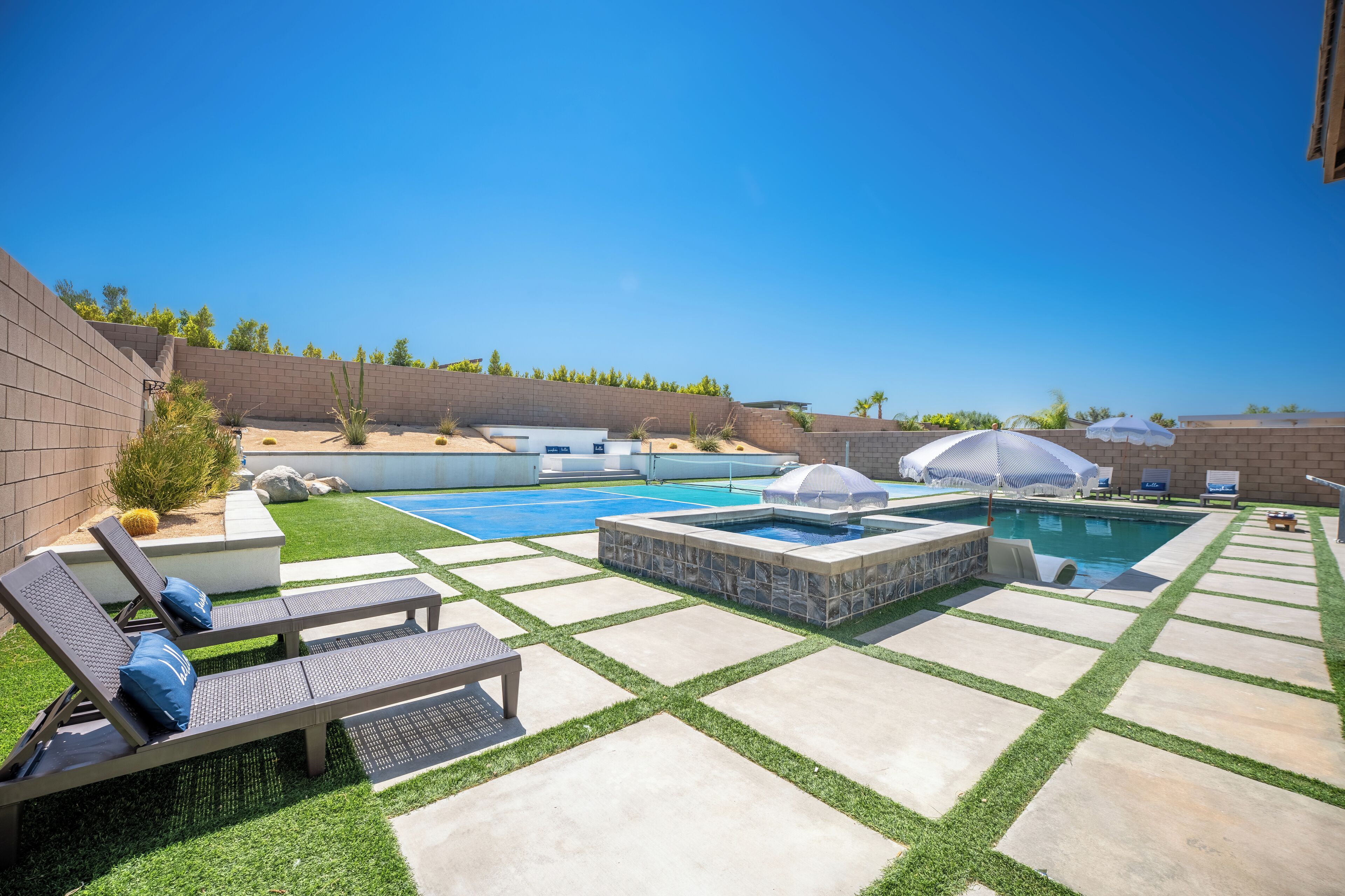 Alberca al aire libre y alberca climatizada