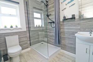 Shower, towels - Coastal and countryside retreat, near the beach at Porthcothan Bay (Porthcothan Bay)