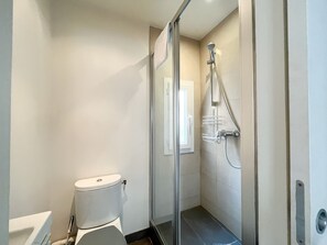 Regadera, toallas, jabón, shampoo 