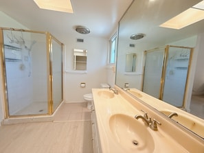 Douche, sĂšche-cheveux, bidet, serviettes fournies