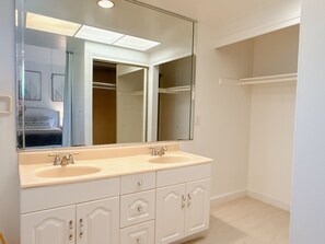 Dusche, Haartrockner, Bidet, Handtücher