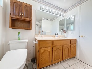 Suihku, hiustenkuivaaja, bidee, pyyhkeet