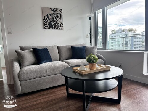 High end condo vacation home downtown Vancouver. Family friendly, new furniture