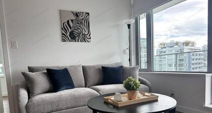 High end condo vacation home downtown Vancouver. Family friendly, new furniture