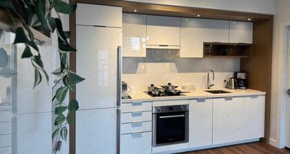 High end condo vacation home downtown Vancouver. Family friendly, new furniture